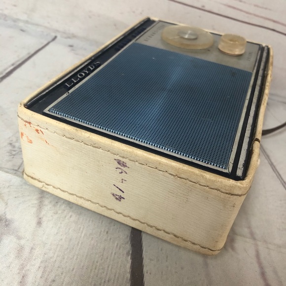Vintage Lloyd's 8 Transistor AC/Battery Radio - Picture 13 of 13